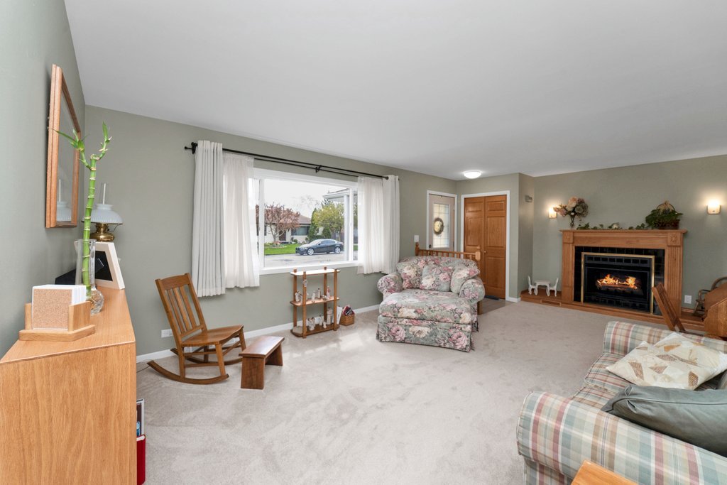 16 Tweed Road Fox Lake, IL 60020 - Photo 6 of 27 a living room with furniture and a fireplace