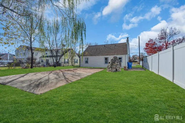 a view of a yard with a house