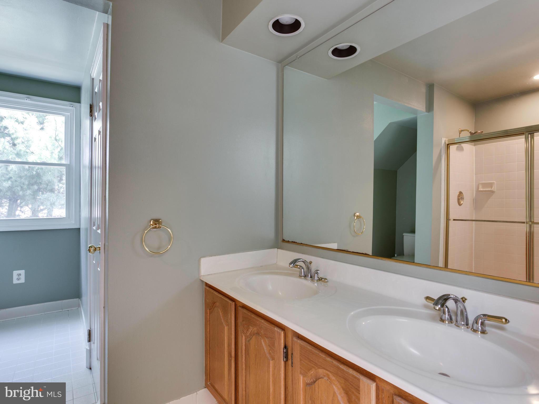 14616 Falling Leaf Way Gaithersburg, MD 20878 - Photo 21 of 30 Bath (Master)