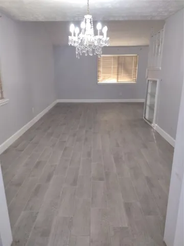 a view of a chandelier in big room and chandelier