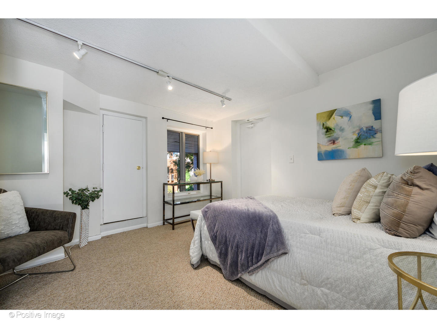 885 West Lill Avenue, Unit 3 Chicago, IL 60614 - Photo 17 of 23 a bedroom with a bed and furniture