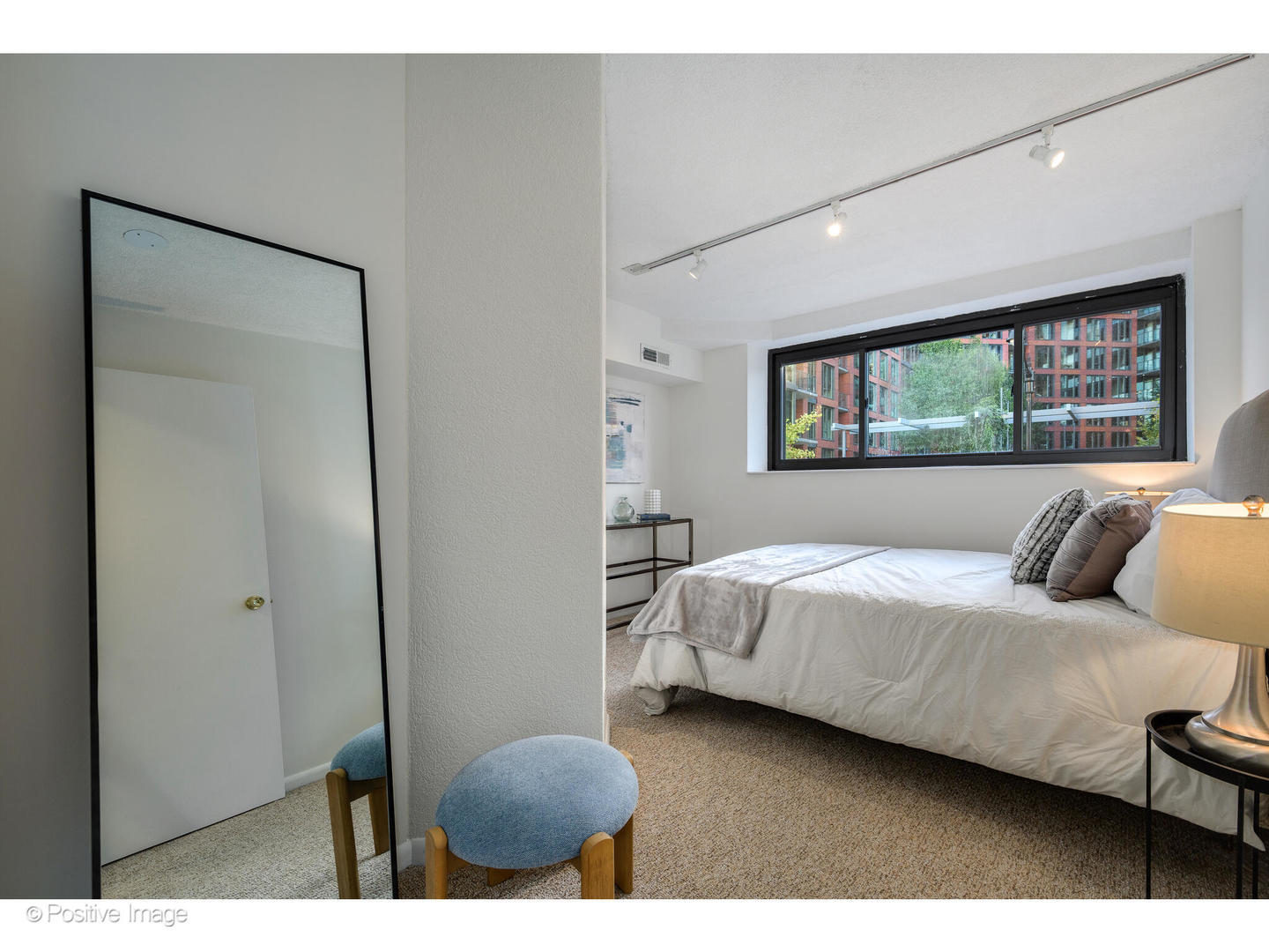 885 West Lill Avenue, Unit 3 Chicago, IL 60614 - Photo 18 of 23 a bedroom with a bed window and dresser