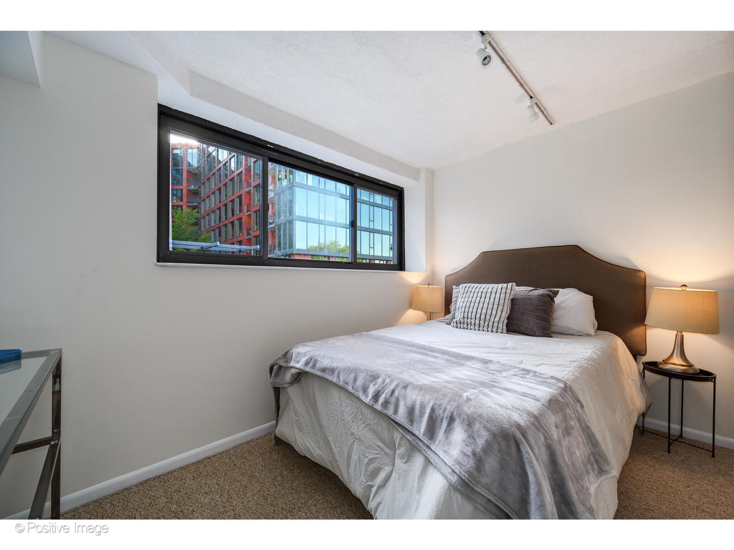 885 West Lill Avenue, Unit 3 Chicago, IL 60614 - Photo 19 of 23 a bedroom with a bed and a painting on the wall
