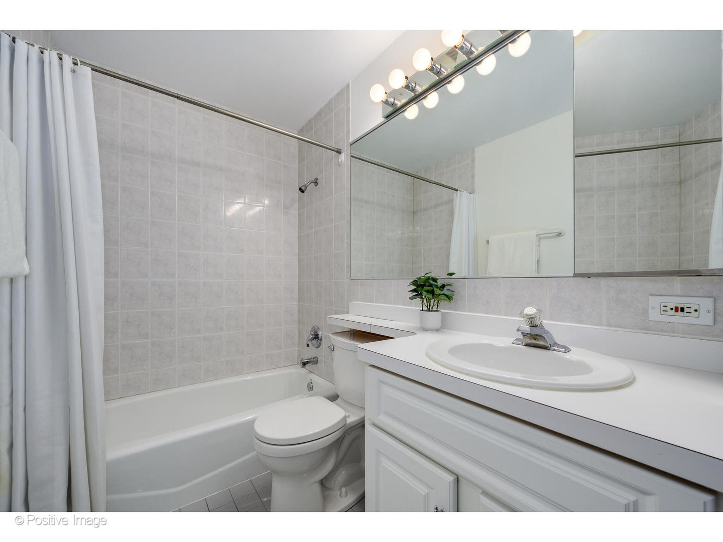 885 West Lill Avenue, Unit 3 Chicago, IL 60614 - Photo 20 of 23 a bathroom with a sink a toilet a mirror and shower