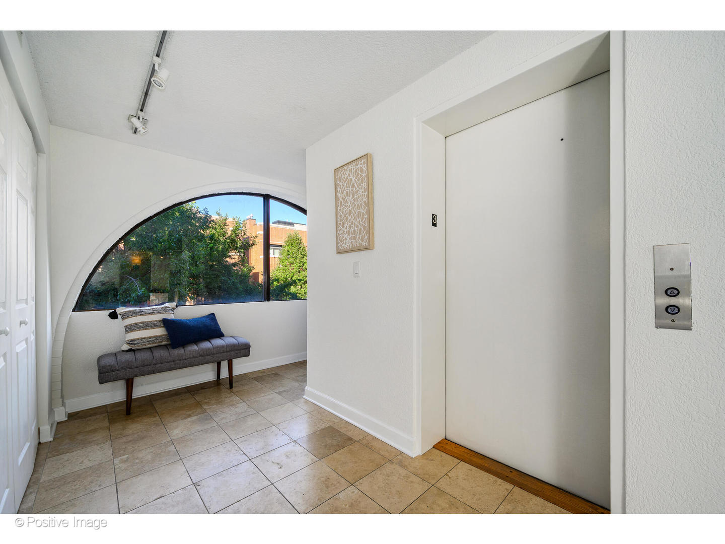 885 West Lill Avenue, Unit 3 Chicago, IL 60614 - Photo 3 of 23 a view of living room filled with furniture