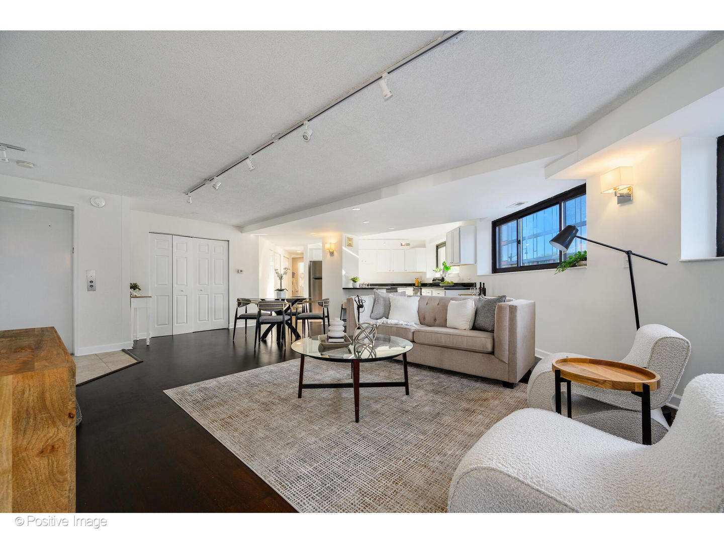 885 West Lill Avenue, Unit 3 Chicago, IL 60614 - Photo 8 of 23 a living room with furniture and a table