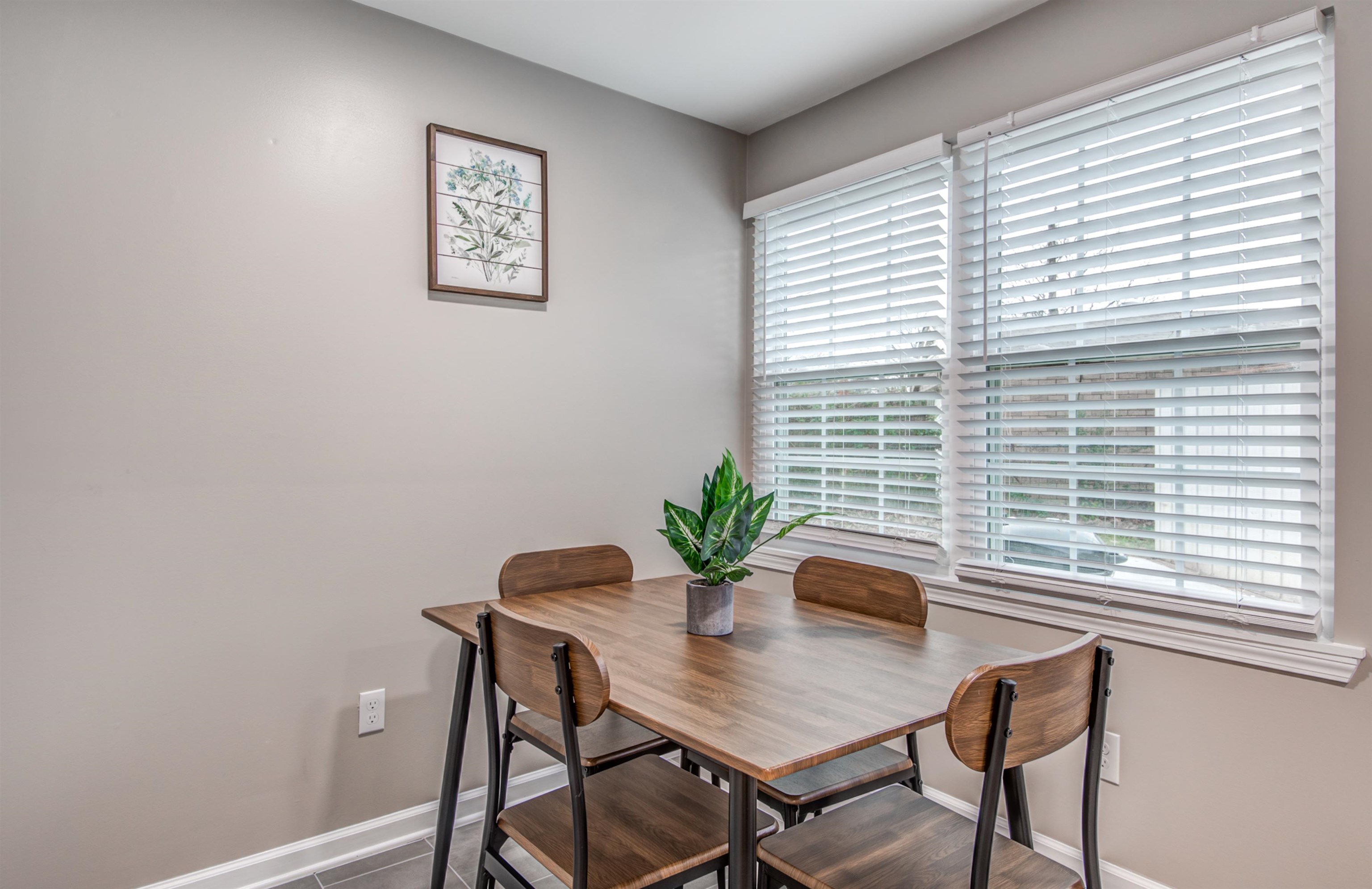 1277 Wellsville Road Memphis, TN 38117 - Photo 22 of 39 Dining area with baseboards
