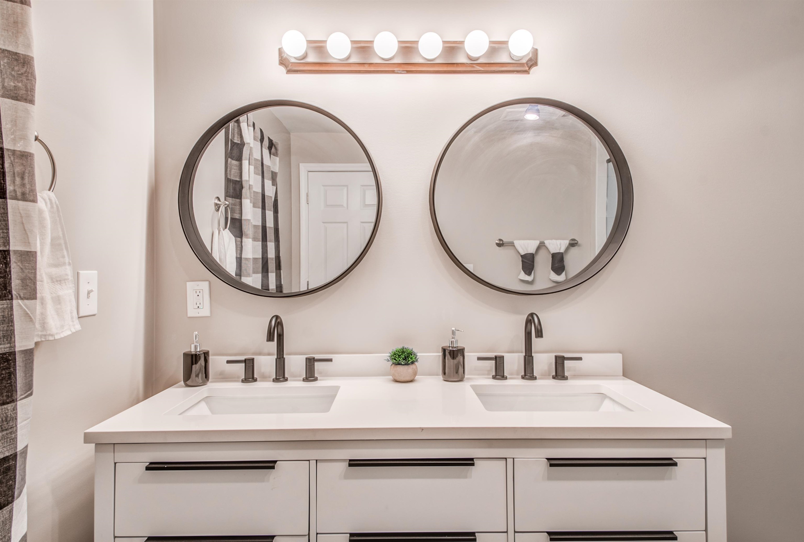 1277 Wellsville Road Memphis, TN 38117 - Photo 31 of 39 Full bath with double vanity