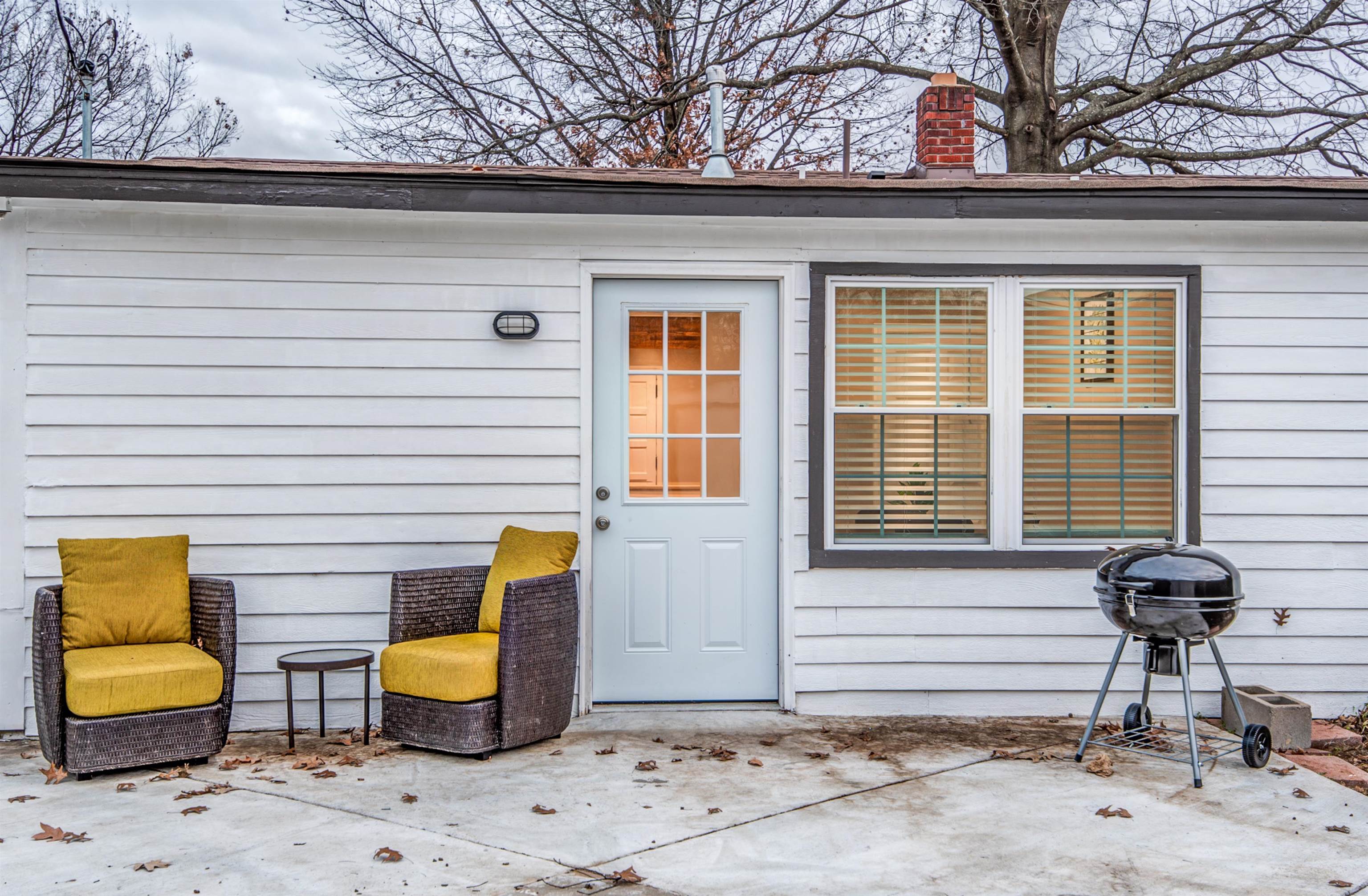 1277 Wellsville Road Memphis, TN 38117 - Photo 6 of 39 Entrance to property with a chimney