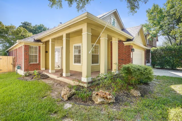 a view of a house with yard and plants