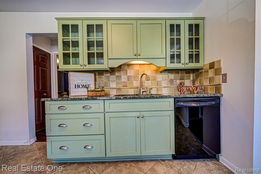 1406 Crescent Lane Rochester Hills, MI 48306 - Photo 17 of 49