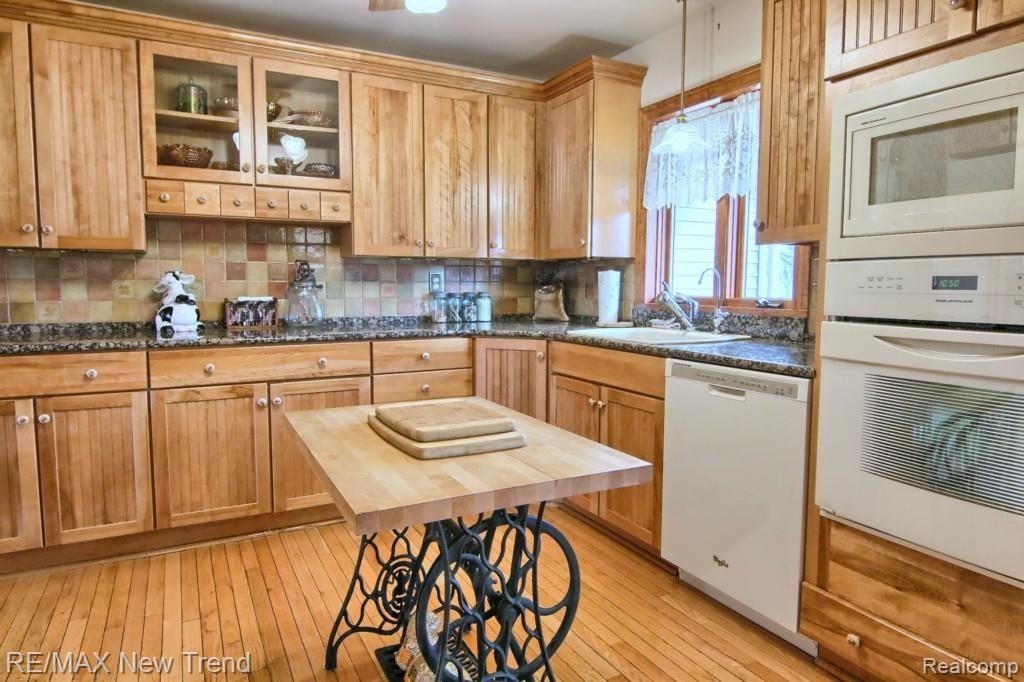 2962 Hiller Road West Bloomfield, MI 48324 - Photo 6 of 48 Updated Kitchen w/ Custom Maple Cabinets & Granite