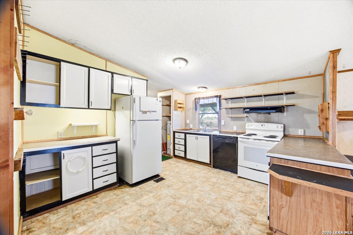 176 Golden Meadows Cibolo, TX 78108 - Photo 5 of 28 a kitchen with stainless steel appliances a refrigerator and a stove top oven