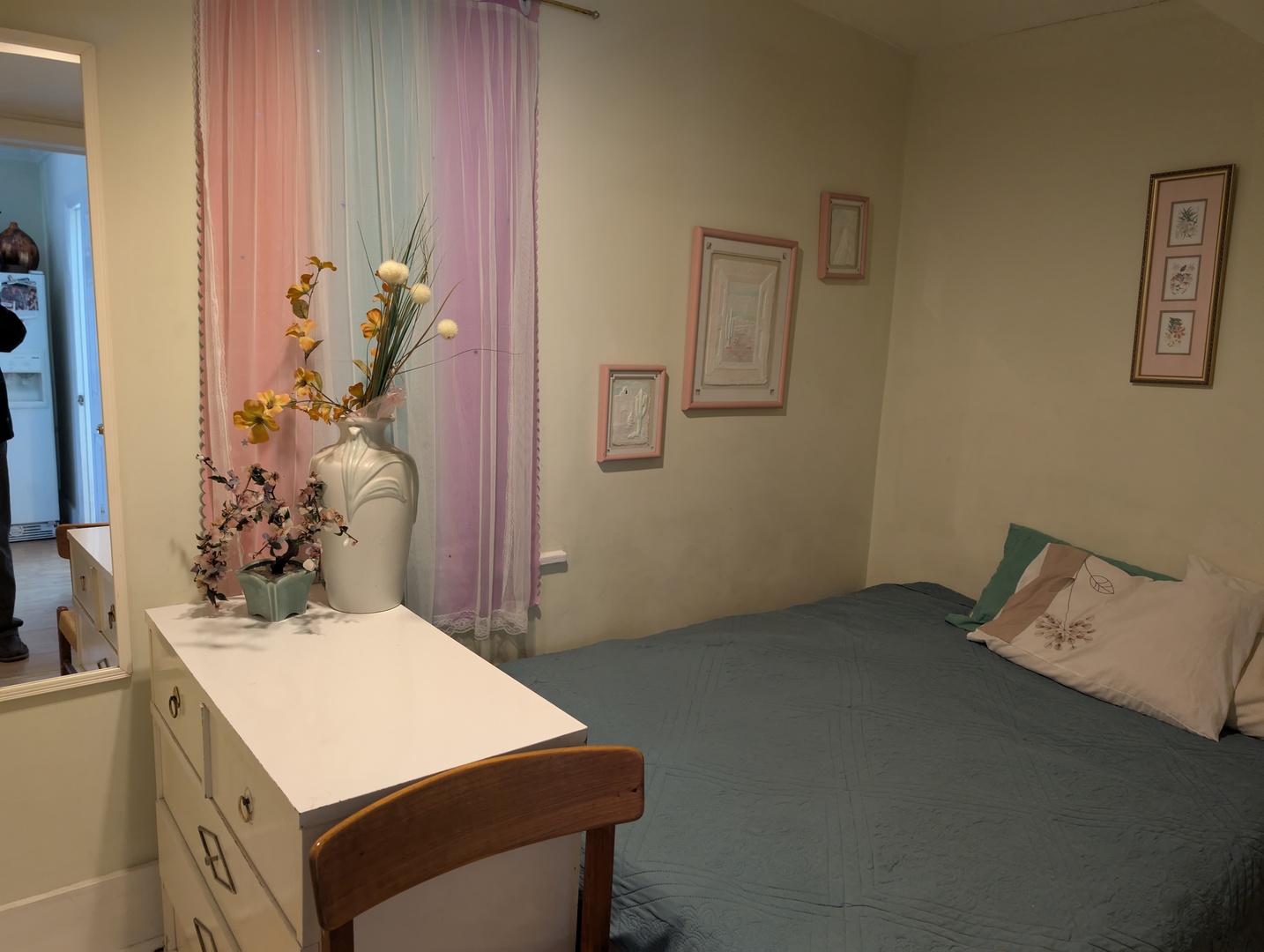 3233 South Morgan Street Chicago, IL 60608 - Photo 4 of 14 a room that has a table and a chair in it