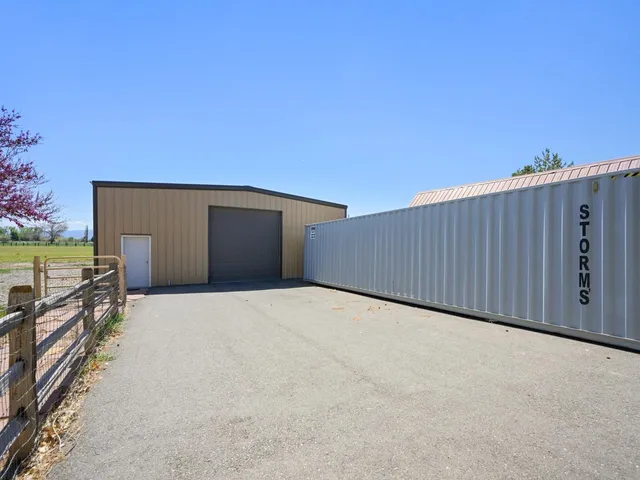 a view of a backyard