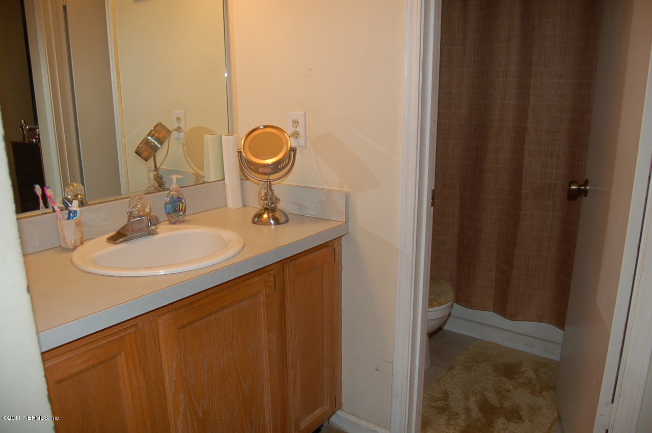 952 Aries Road West Jacksonville, FL 32216 - Photo 3 of 12 Master Bath