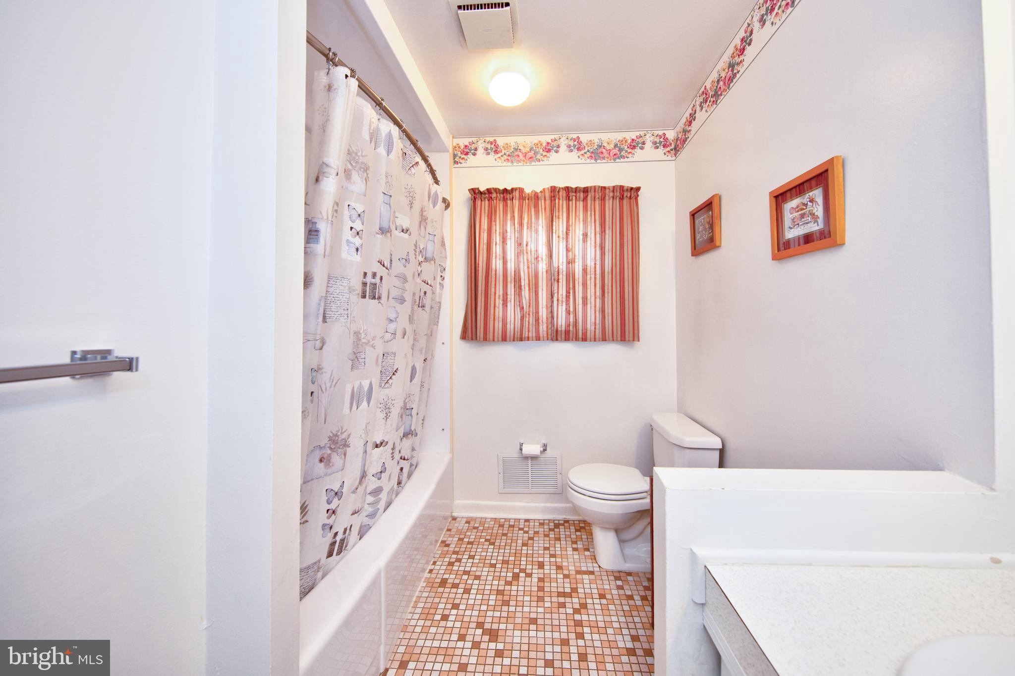 6119 Deerbrook Road Baltimore, MD 21228 - Photo 17 of 28 Full bathroom #1