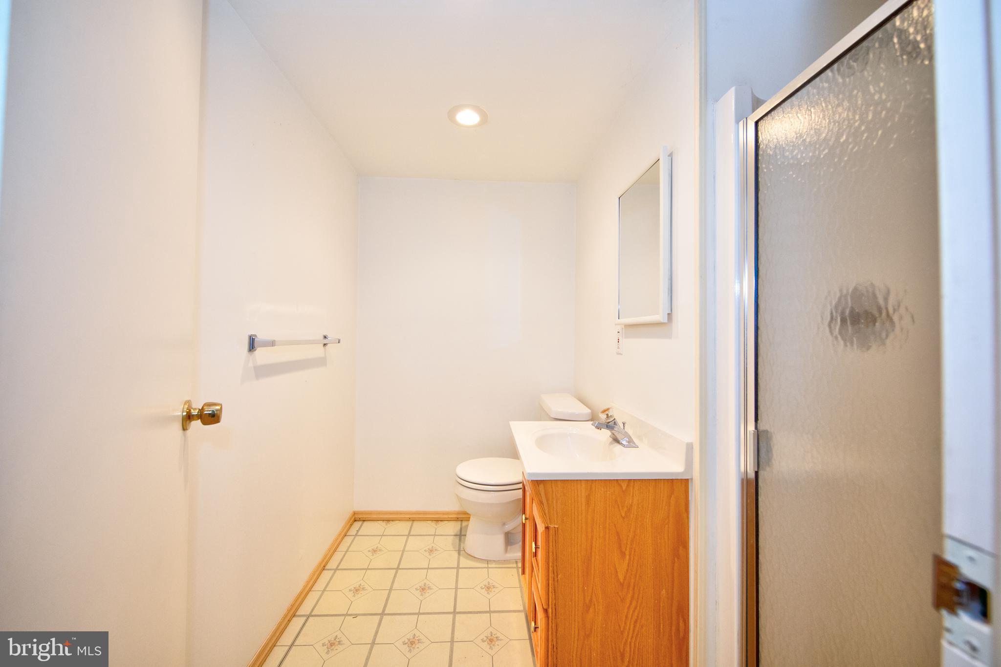 6119 Deerbrook Road Baltimore, MD 21228 - Photo 25 of 28 Full bathroom #2