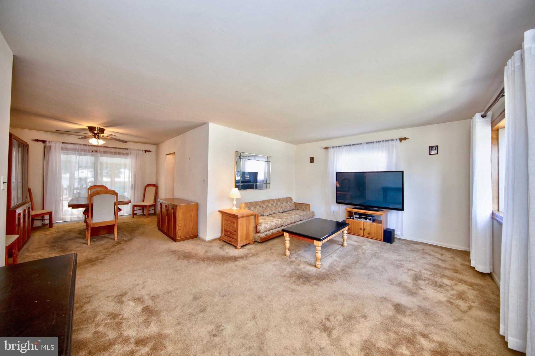 6119 Deerbrook Road Baltimore, MD 21228 - Photo 4 of 28 Large living room