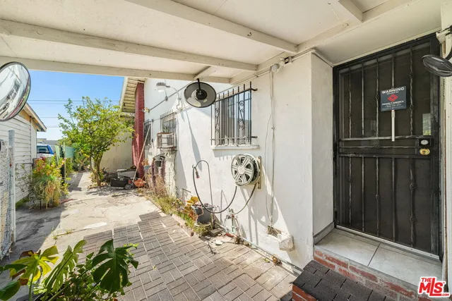 a view of back yard of the house