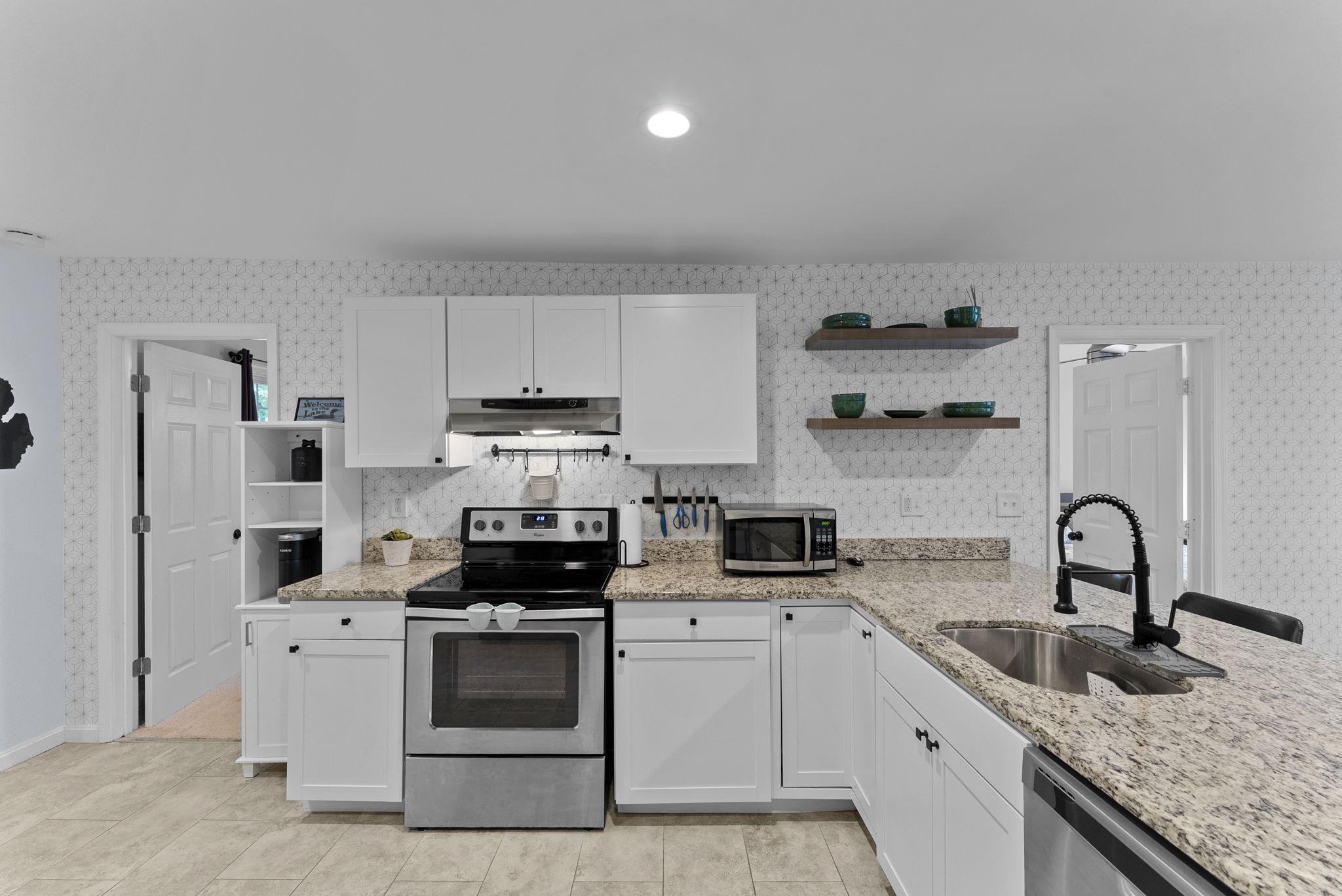 102 Confederate Circle Locust Grove, VA 22508 - Photo 30 of 45 Modern kitchen with sleek finishes & ss appliances