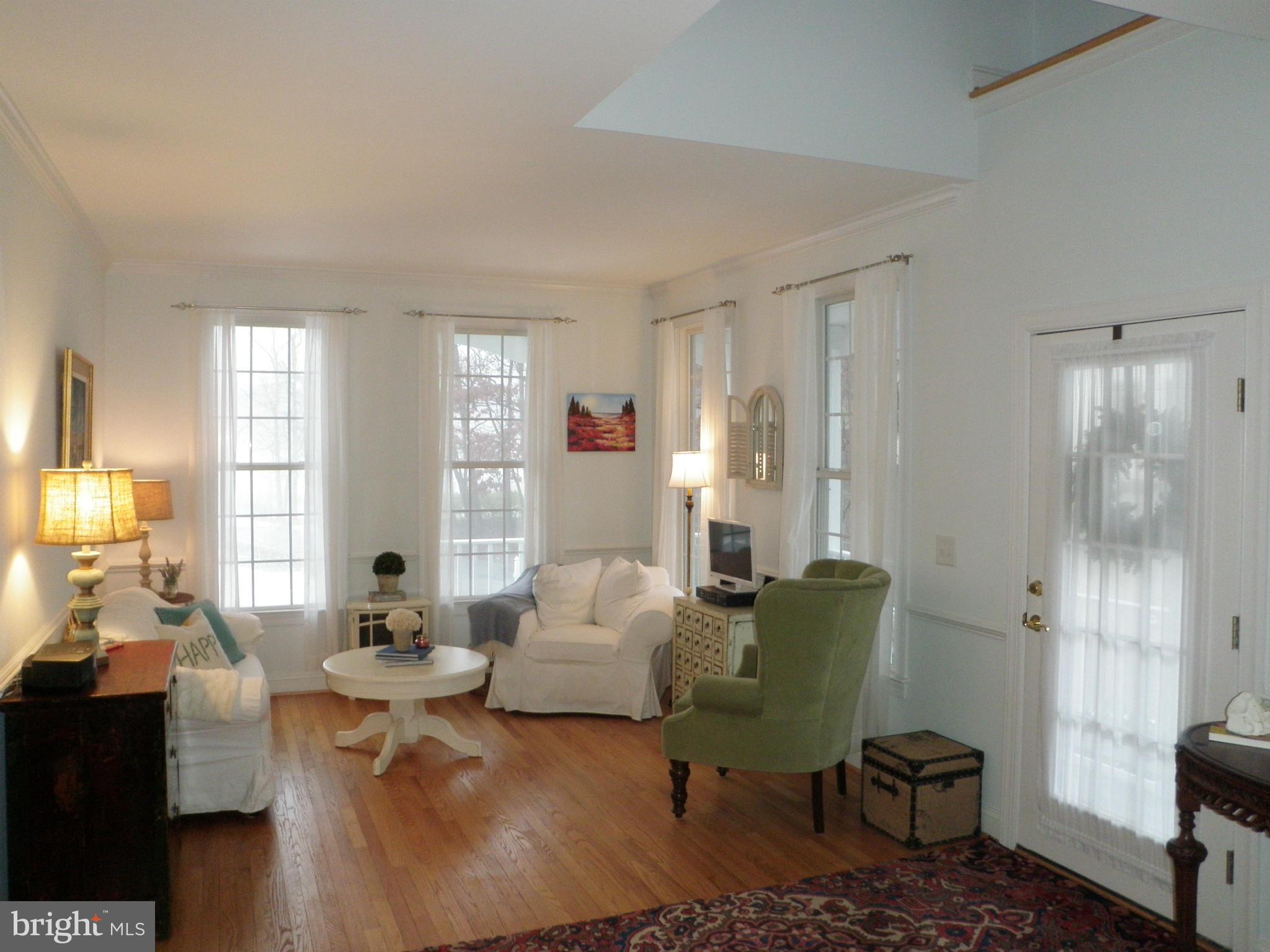 107 Shore Road Arnold, MD 21012 - Photo 6 of 30 Living Room