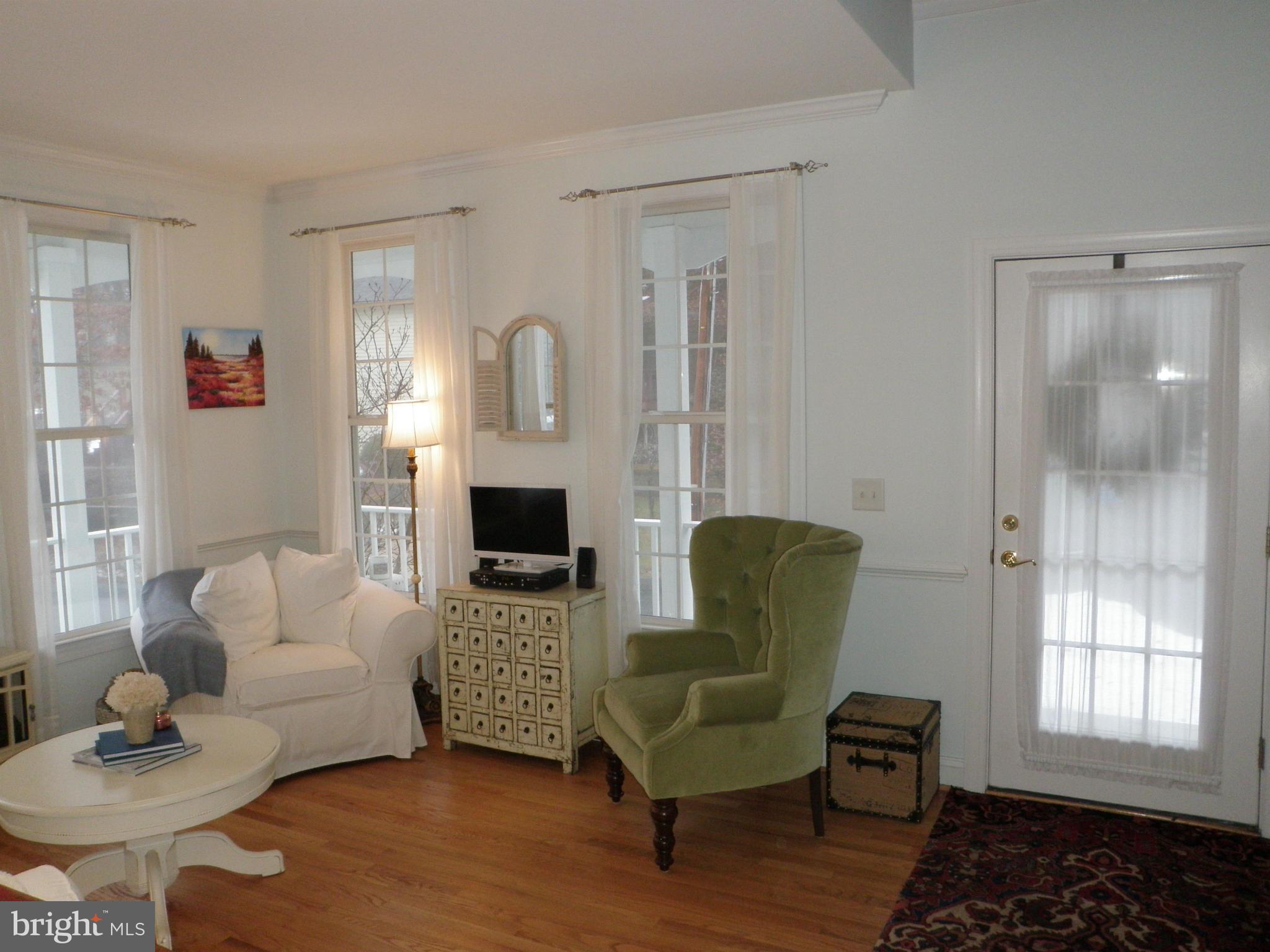 107 Shore Road Arnold, MD 21012 - Photo 7 of 30 Living Room