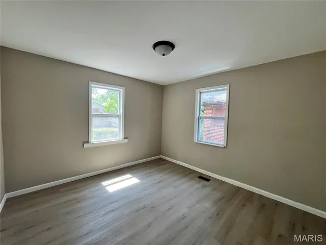 $1,000 | 8356 Eton Place, St. Louis, MO 63136