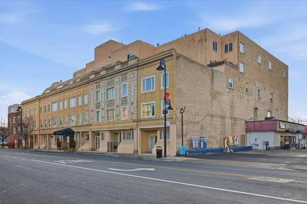 $1,600 | 6337 Roosevelt Road, Unit 114, Berwyn, IL 60402