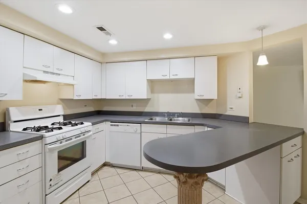 $1,600 | 6337 Roosevelt Road, Unit 114, Berwyn, IL 60402