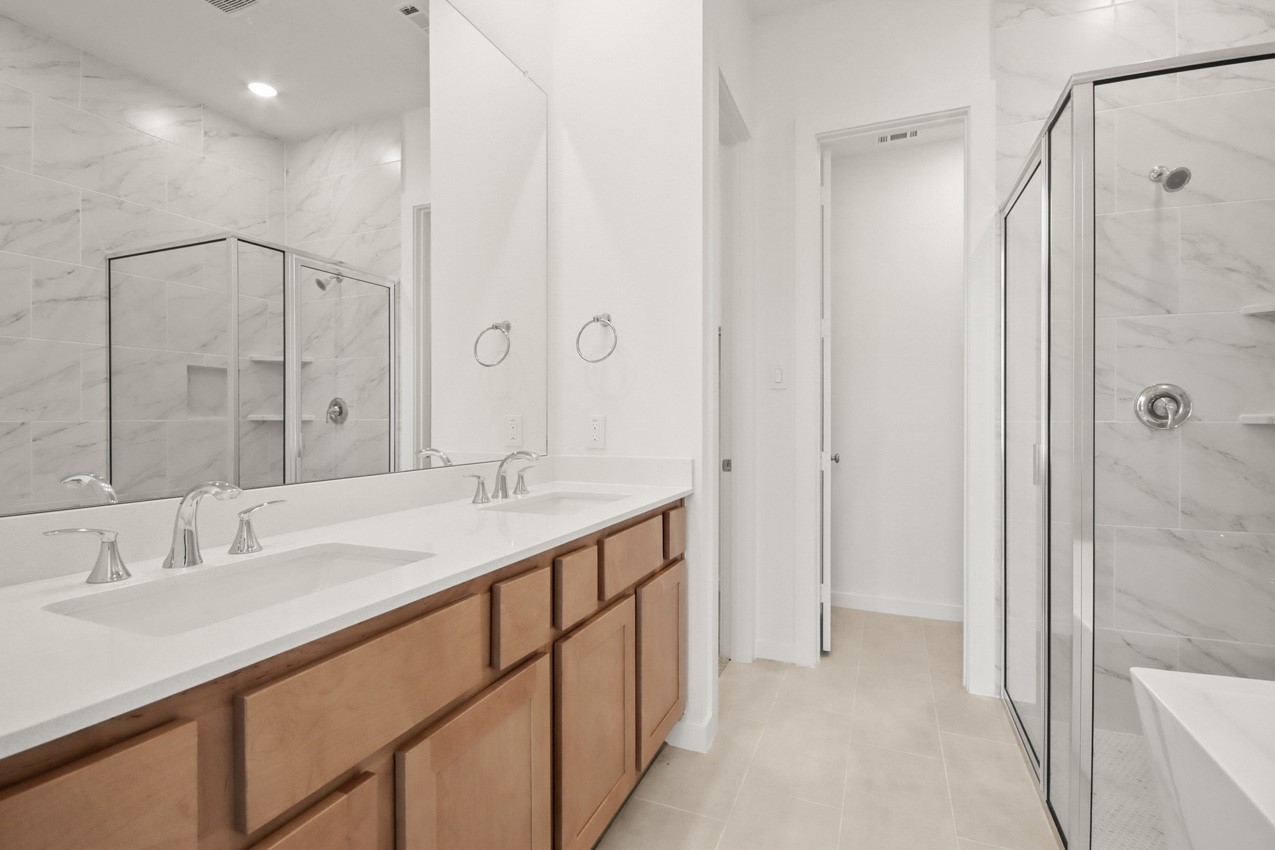 333 Fields Lane Montgomery, TX 77316 - Photo 13 of 20 Primary Bathroom