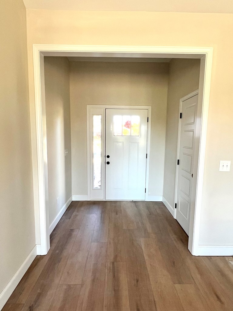 442 Old Major Road Hopkinsville, KY 42240 - Photo 3 of 29 a view of a hallway with wooden floor