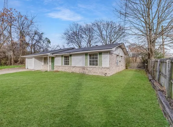 a view of a house with backyard