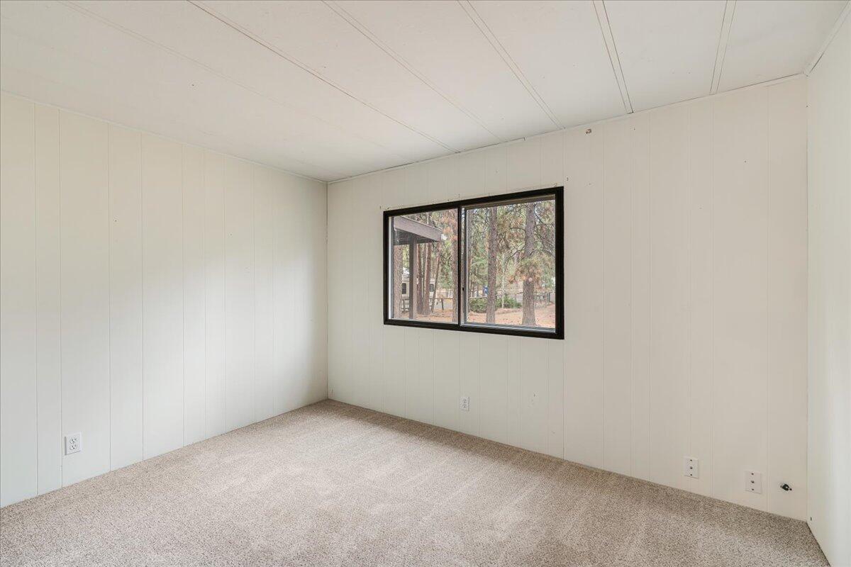 60214 Agate Road Bend, OR 97702 - Photo 18 of 31 Guest Bedroom