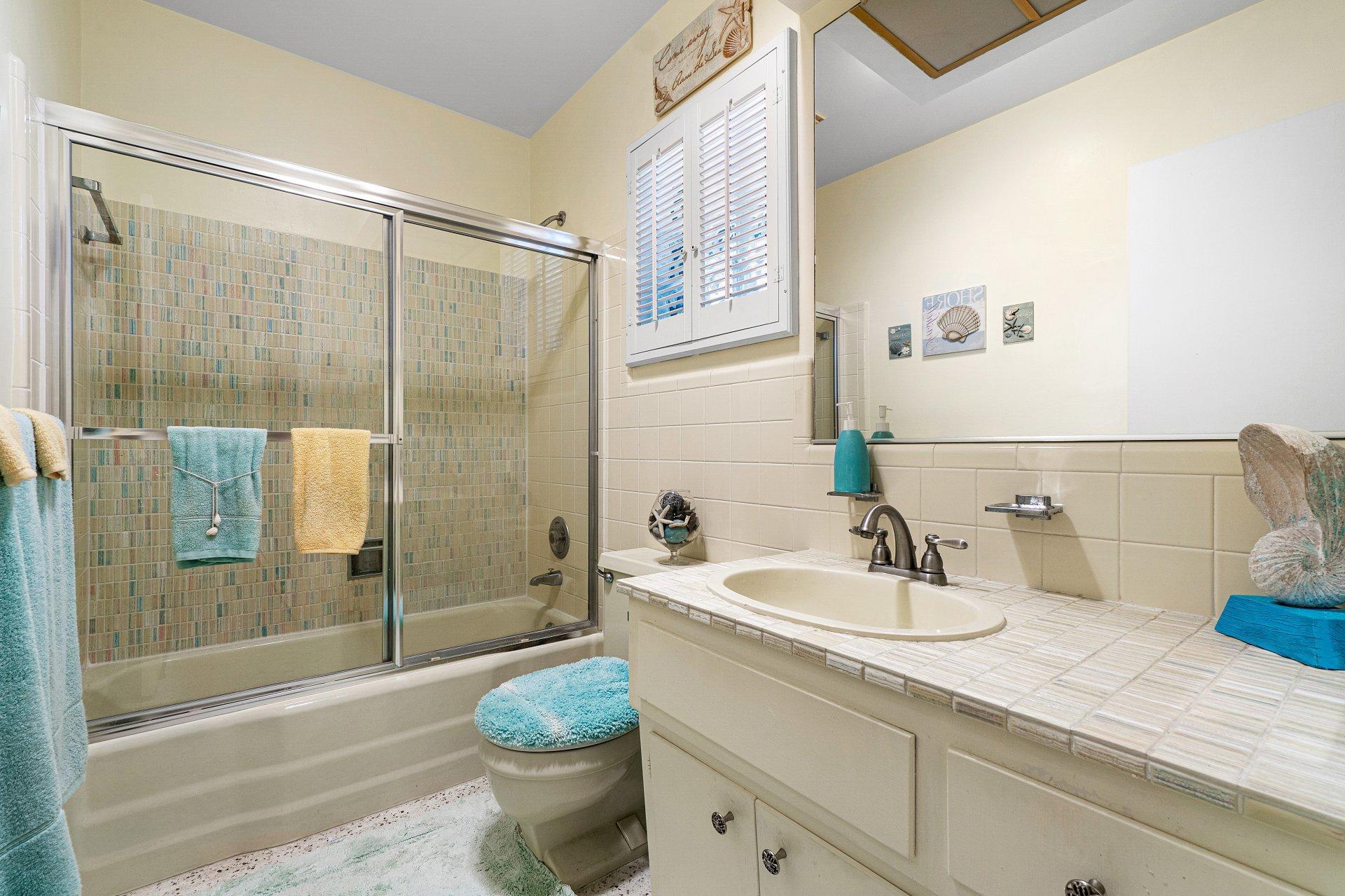 758 Harbour Drive Boca Raton, FL 33431 - Photo 10 of 14 Guest bath