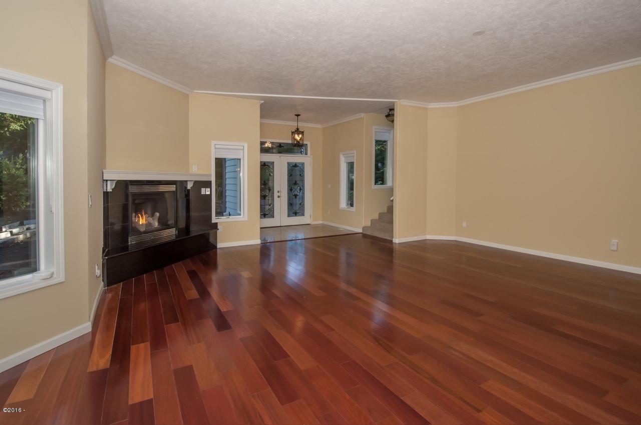 205 Midden Reach Depoe Bay, OR 97341 - Photo 7 of 35 Living Room