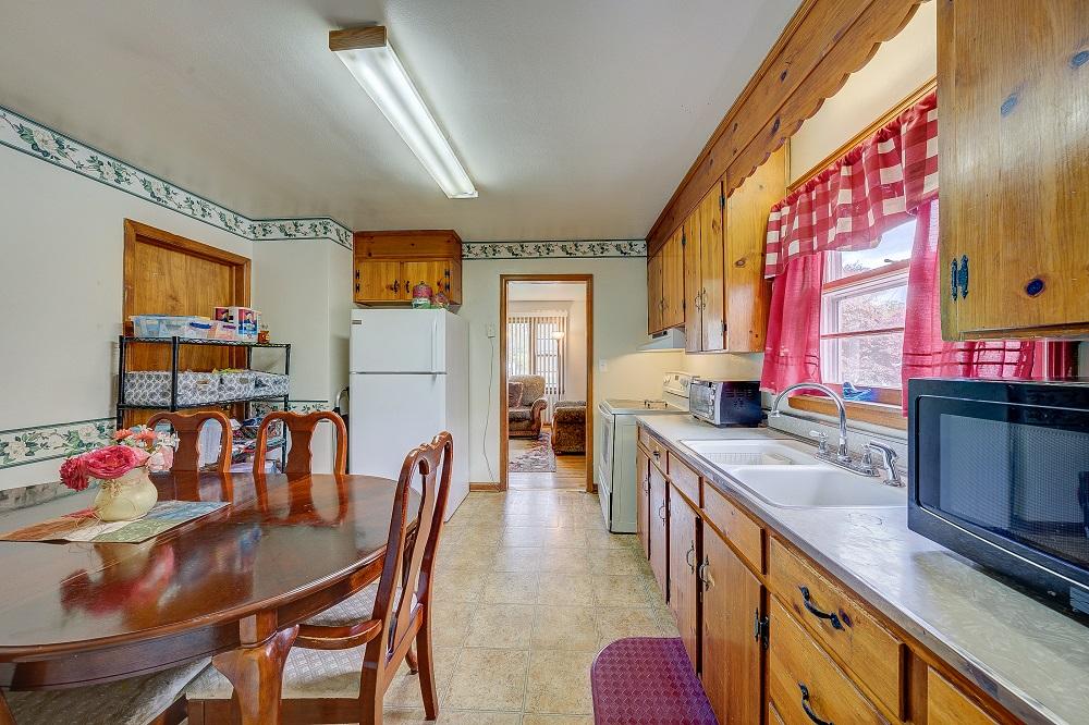 4920 Rowe Ridge Road Northwest Roanoke, VA 24017 - Photo 7 of 15 Eat-In Kitchen1