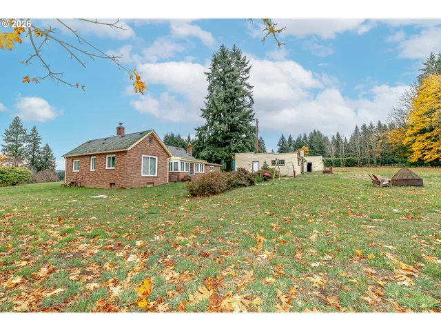 a view of a yard in front of a house