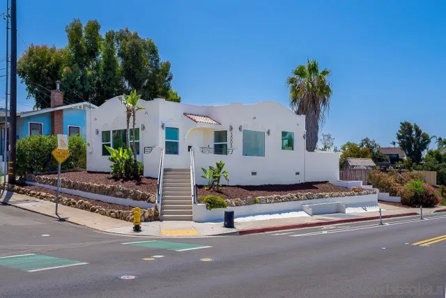 a view of a house with backyard and plants