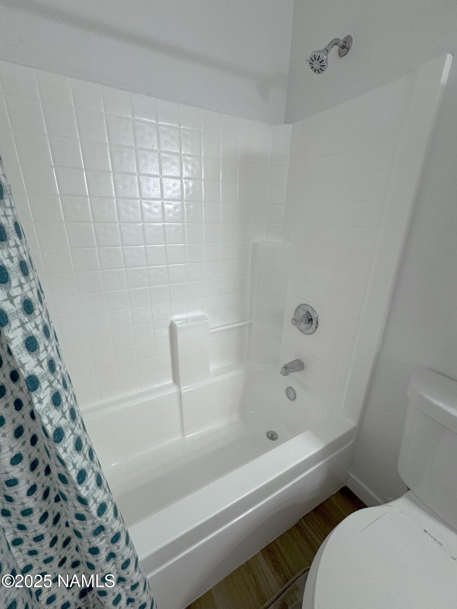 1807 North Main Street Flagstaff, AZ 86004 - Photo 20 of 26 a bathroom with a bathtub and a toilet