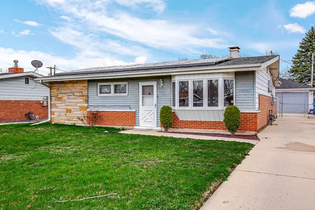 a front view of house with yard