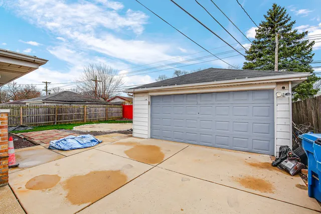 a view of backyard of the house