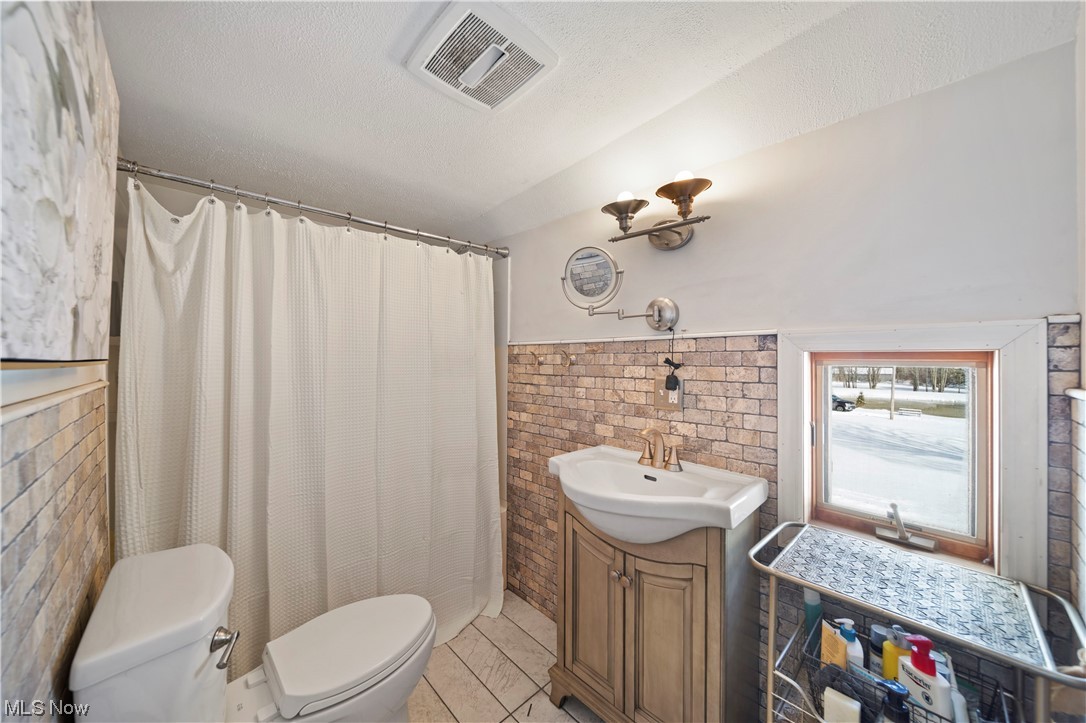 7774 Sidley Road Thompson, OH 44086 - Photo 23 of 29 Upstairs full bath.
