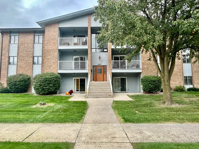 $178,900 | 9621 Merrillville Road, Unit 101, Crown Point, IN 46307