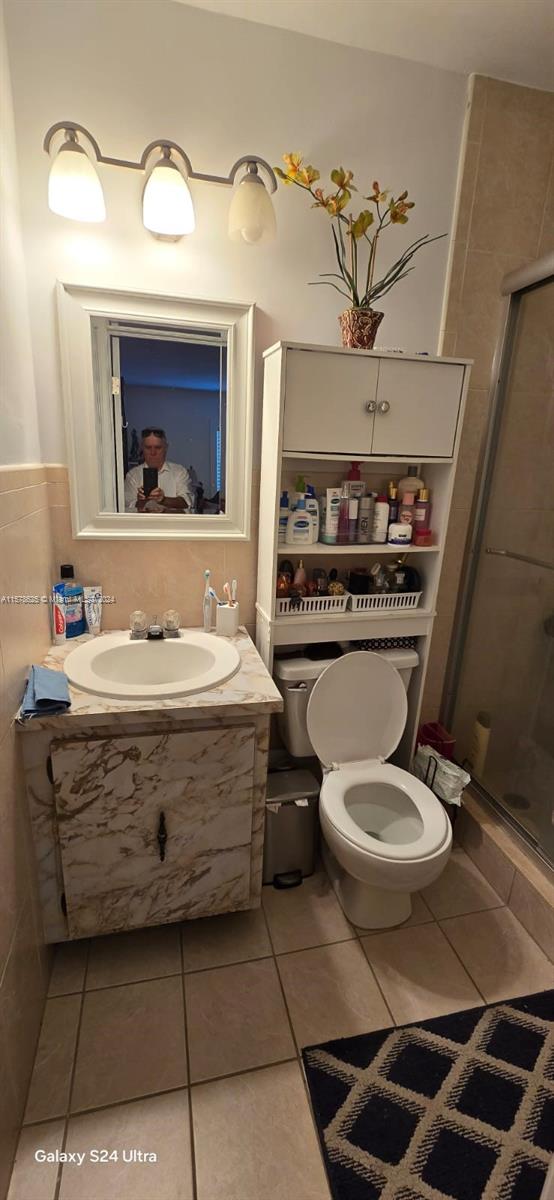 30018 Southwest 159th Drive Homestead, FL 33033 - Photo 18 of 27 a bathroom with a sink and a mirror