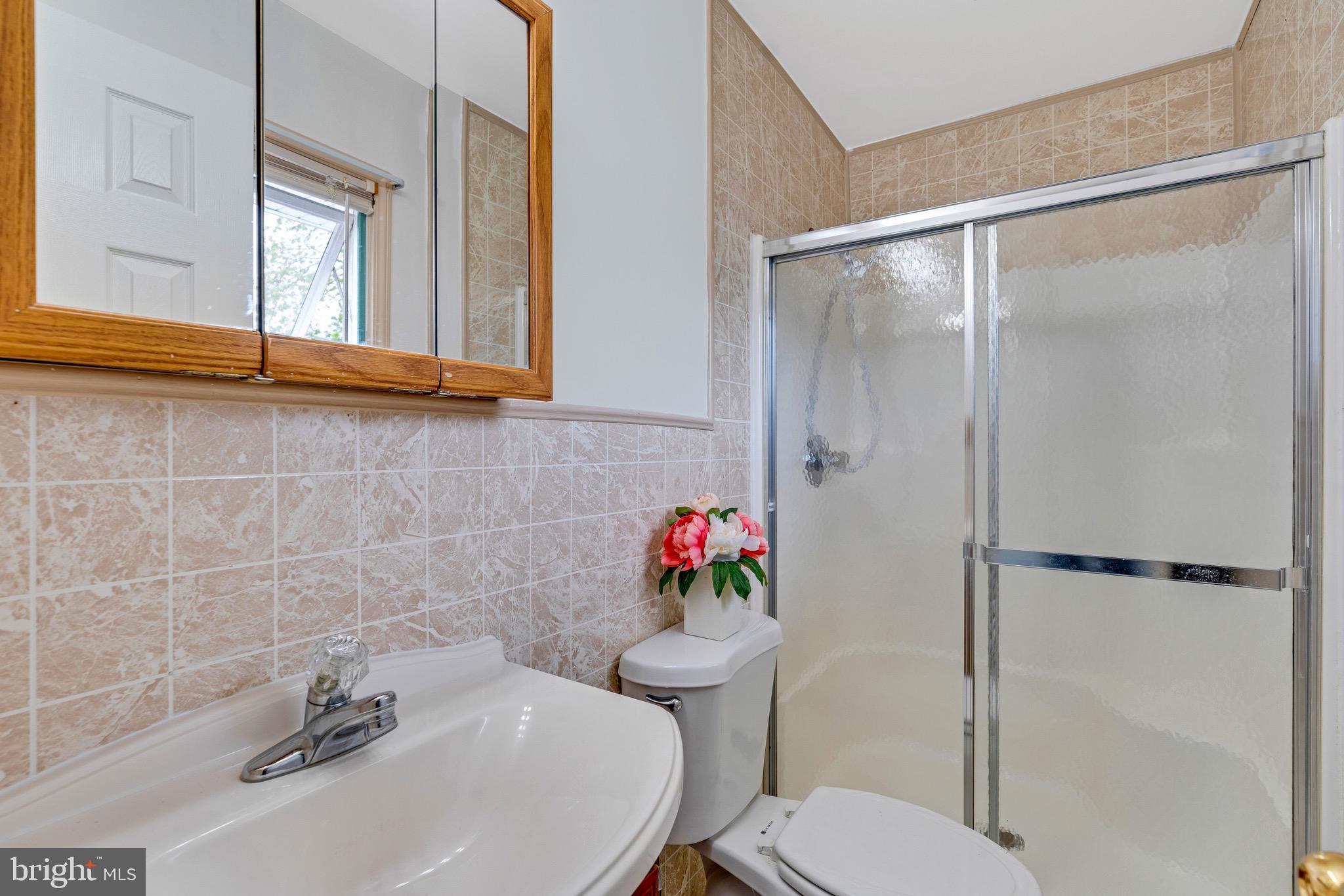 118 North Kennedy Road Sterling, VA 20164 - Photo 17 of 25 Owner's suite bathroom