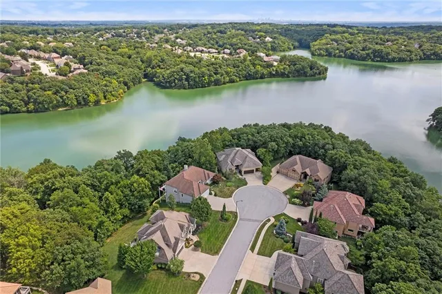 $1,250,000 | 8190 Shoreline Drive, Parkville, MO 64152