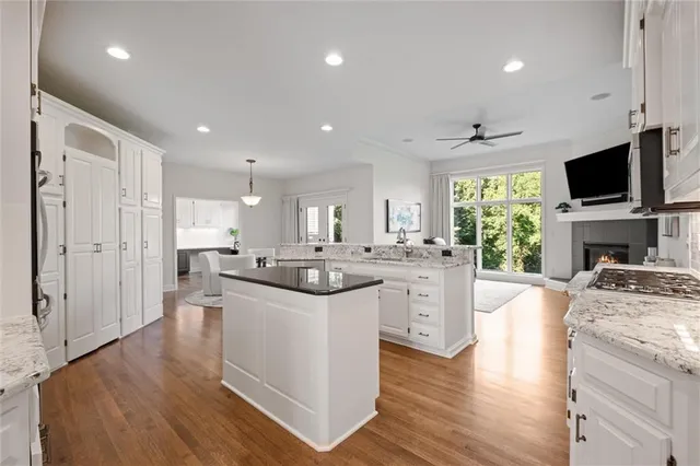 $1,250,000 | 8190 Shoreline Drive, Parkville, MO 64152