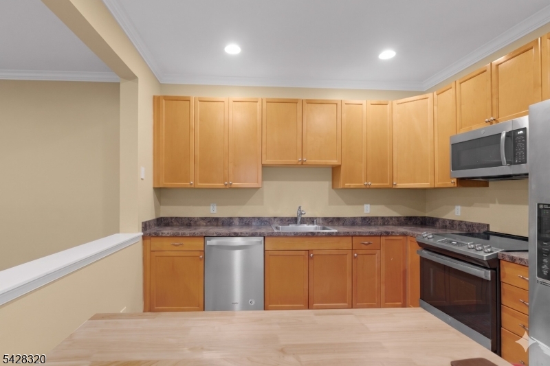 84 Autumn Ridge Road Morris Plains, NJ 07950 - Photo 4 of 22