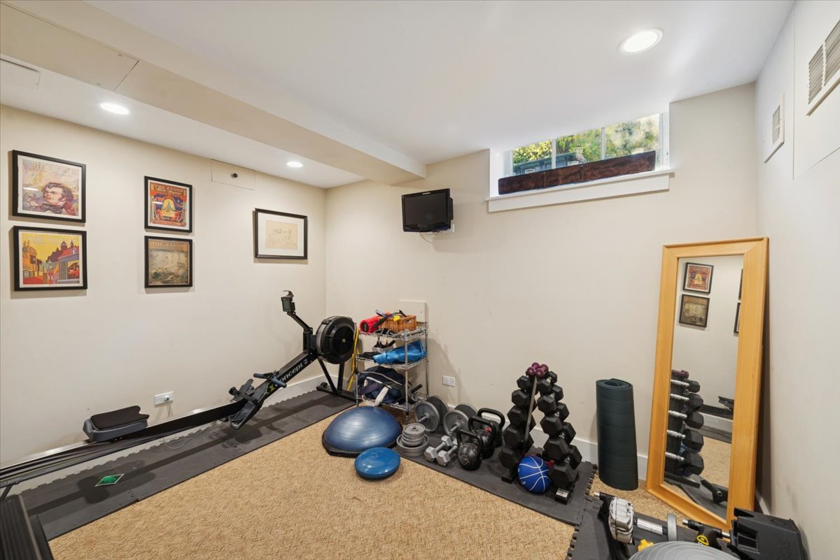 1570 Ashland Avenue Evanston, IL 60201 - Photo 24 of 40 a room with gym equipment